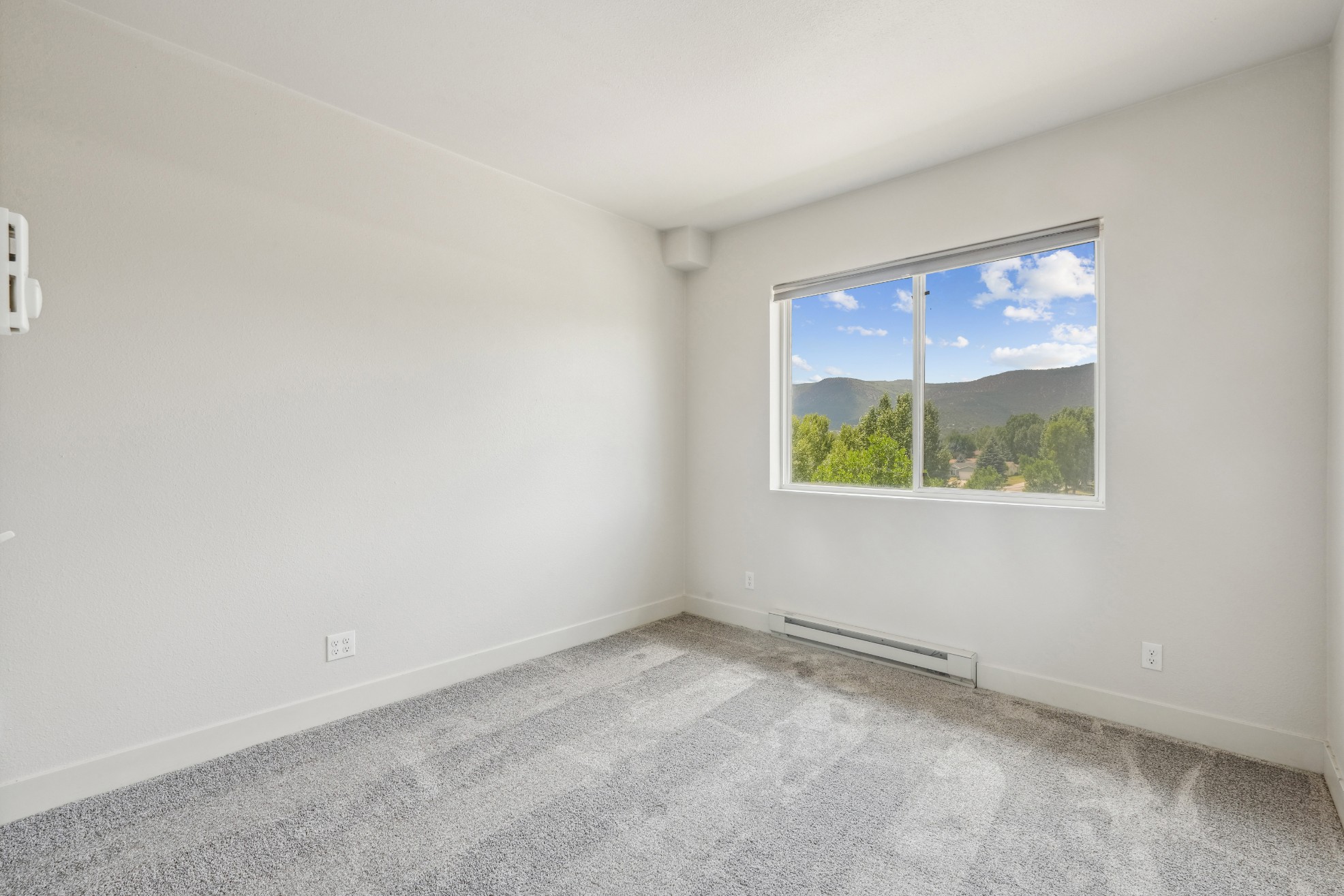 Bedroom with mountain views at Red Table Apartments